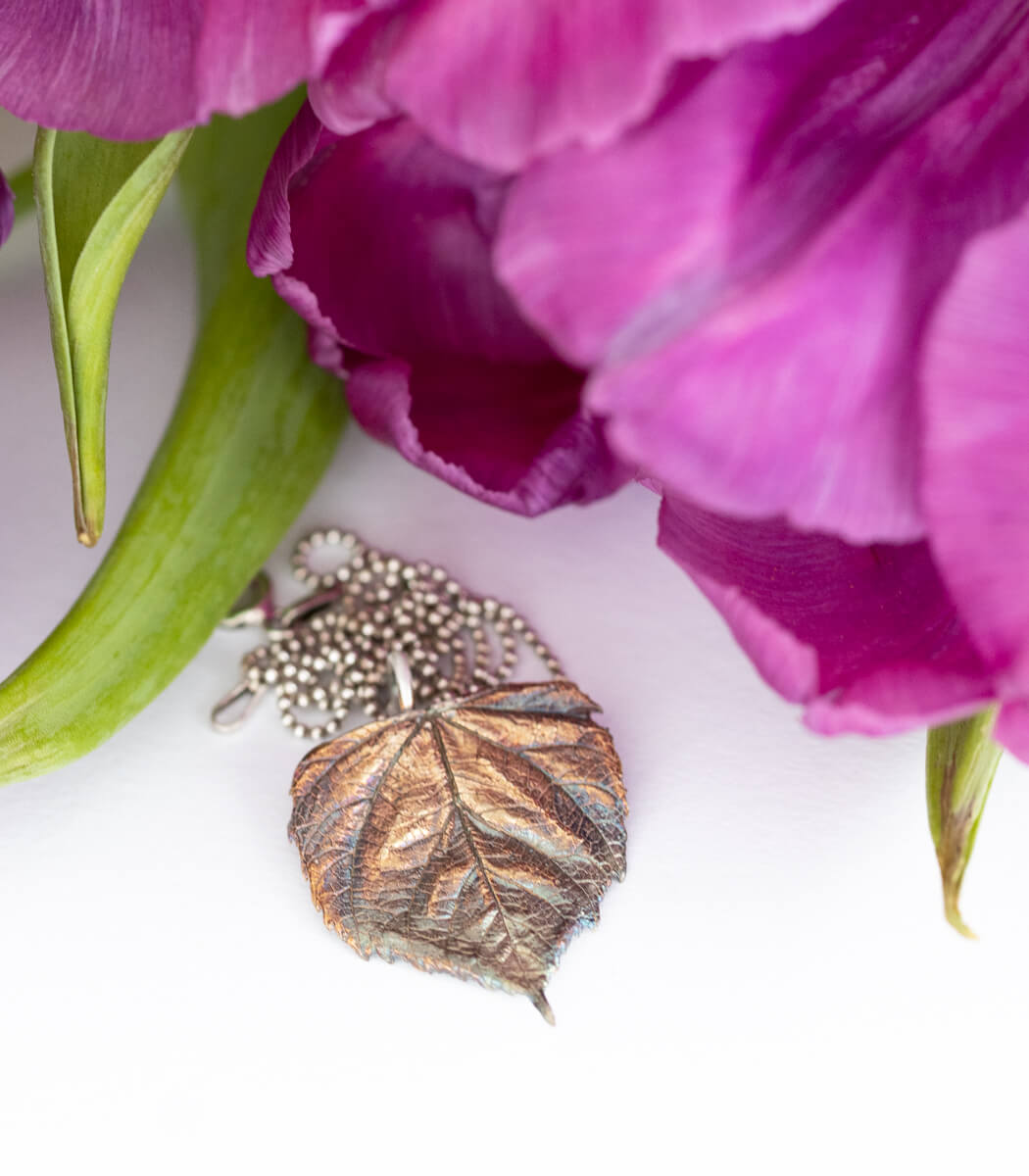 Lindenblatt Silber Anhänger getragen – Naturschmuck Kette am Hals, handgefertigtes Unikat von goodrun