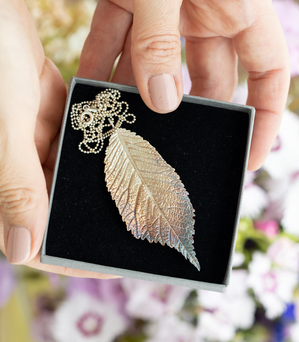 Ulmenblatt Silber Anhänger getragen – Naturschmuck Kette am Hals, handgefertigtes Unikat von goodrun