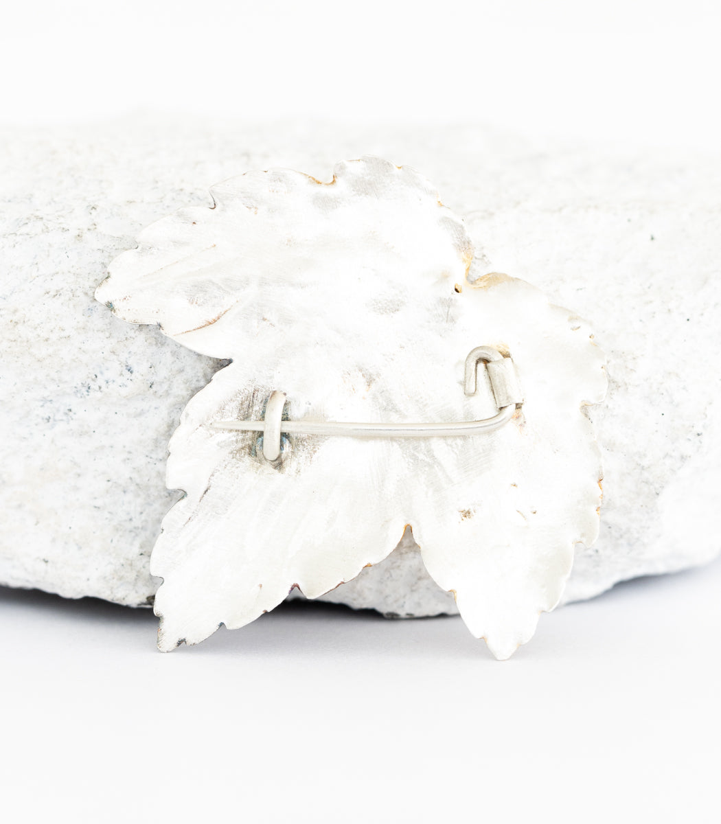 Ahorn Brosche Silber – Größenvergleich, handgefertigtes Naturschmuck Einzelstück von goodrun
