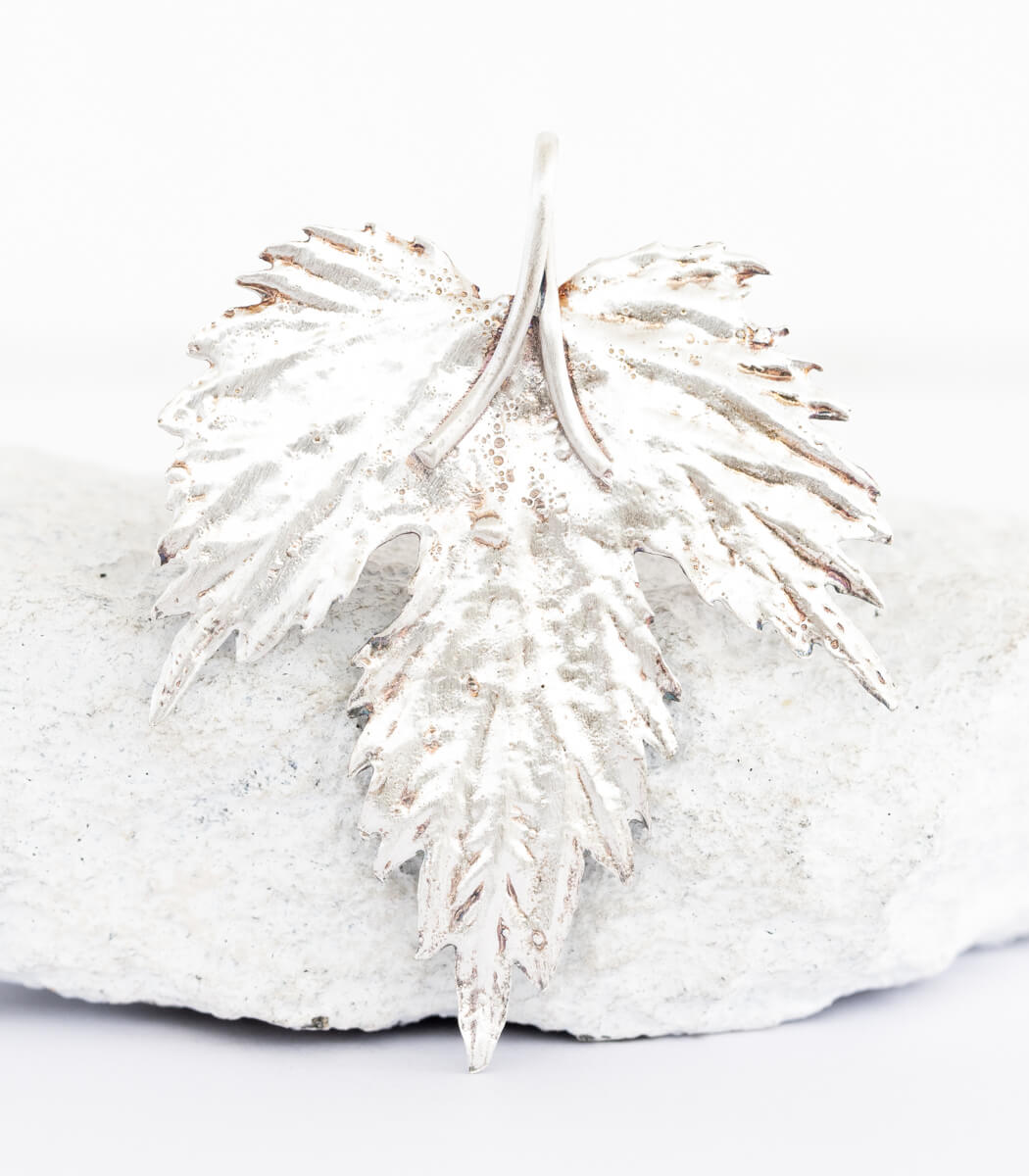 Silber Anhänger Hopfenblatt – Rückseite des Anhängers, Naturschmuck Unikat aus echtem Hopfenblatt goodrun