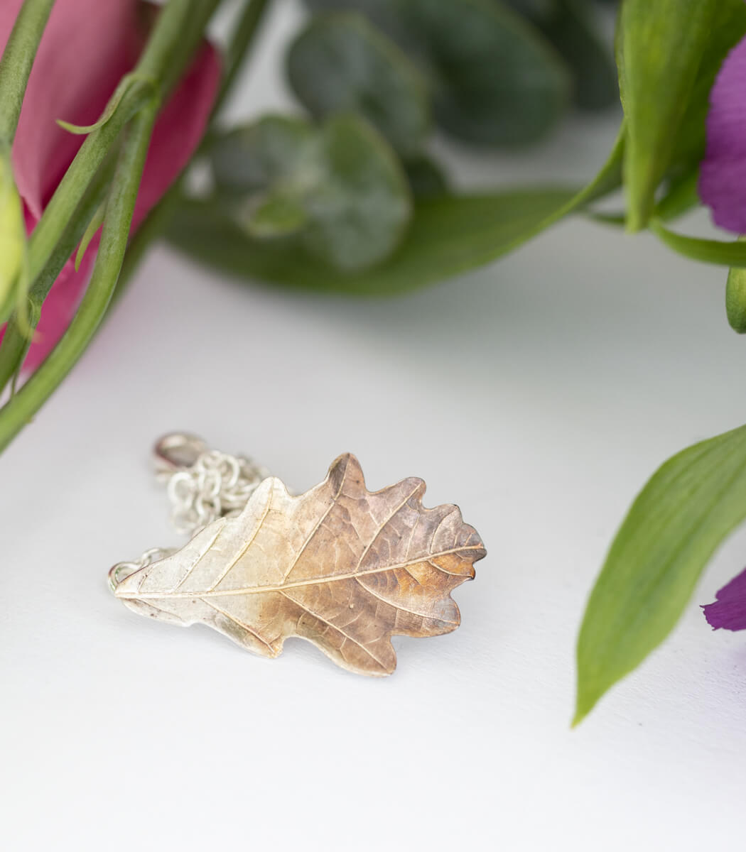 Eichenblatt Silber Armband getragen – Naturschmuck am Handgelenk, handgefertigtes Unikat von goodrun