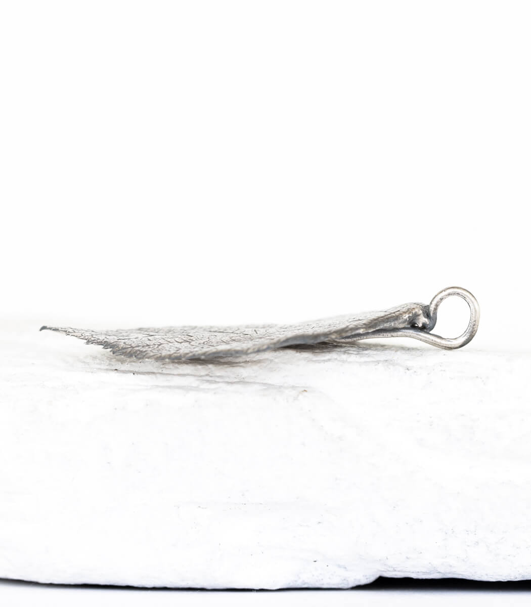 Brombeerblatt Silber Anhänger – zweites Stück Größenvergleich, handgefertigtes Naturschmuck Unikat goodrun