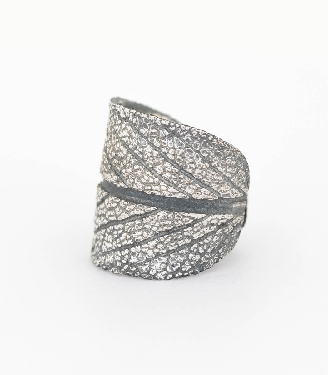 Silber Ring Salbei Größe 50 – seitliche Ansicht, gleichmäßige Silberauflage auf dem Salbeiblatt