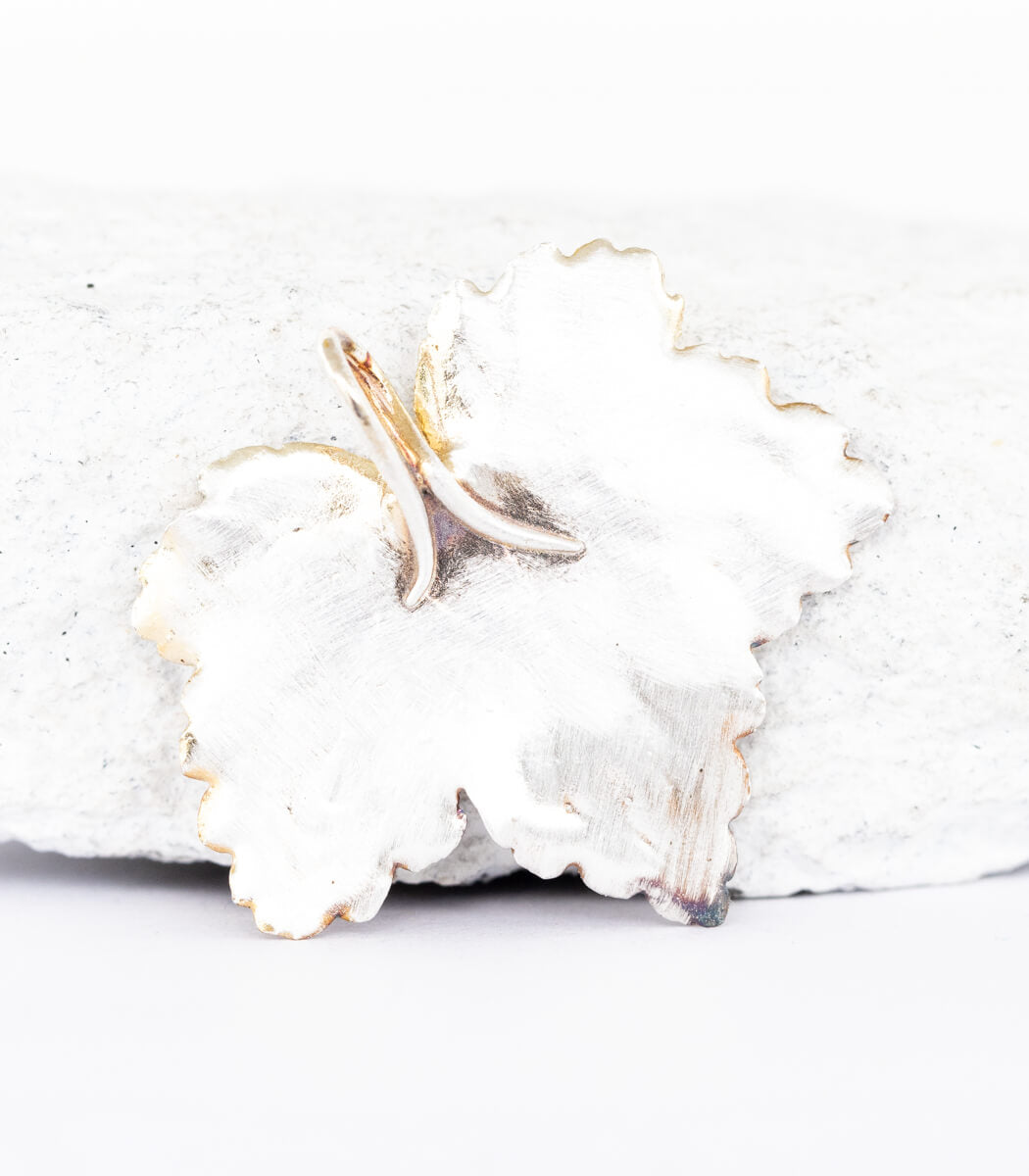 Silber Anhänger Johannisbeere – Rückseite und Öse, handgefertigter Naturschmuck aus Recyclingsilber