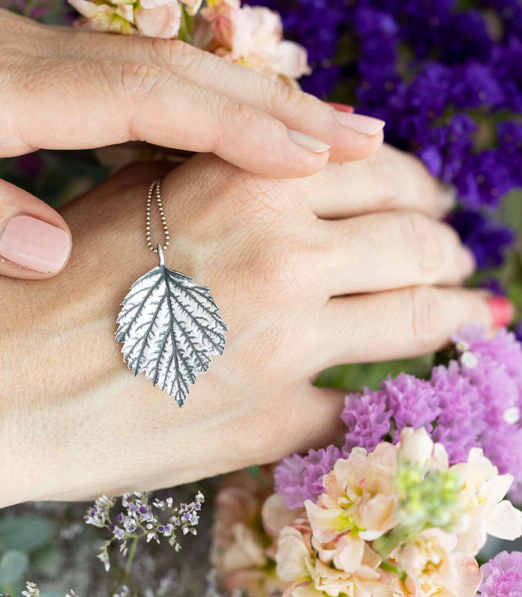 Himbeerblatt Silber Anhänger getragen – Naturschmuck Kette am Hals, handgefertigtes Unikat von goodrun