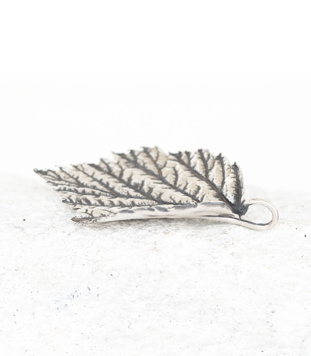 Himbeerblatt Silber Anhänger – Größenvergleich, handgefertigtes Naturschmuck Einzelstück von goodrun