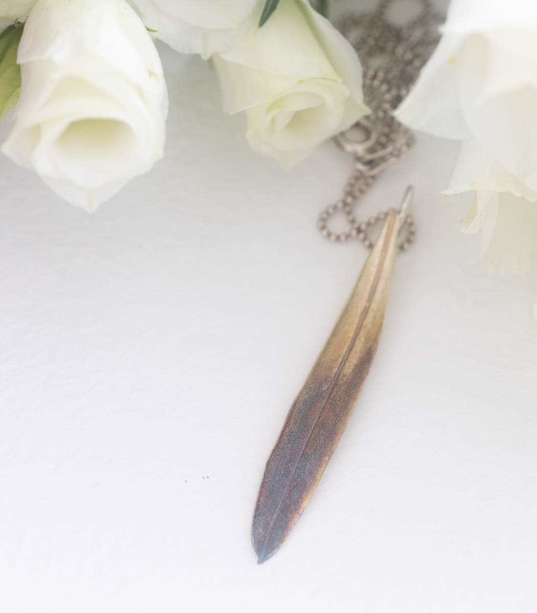 Olivenblatt Silber Anhänger getragen – Naturschmuck Kette am Hals, handgefertigtes Unikat von goodrun