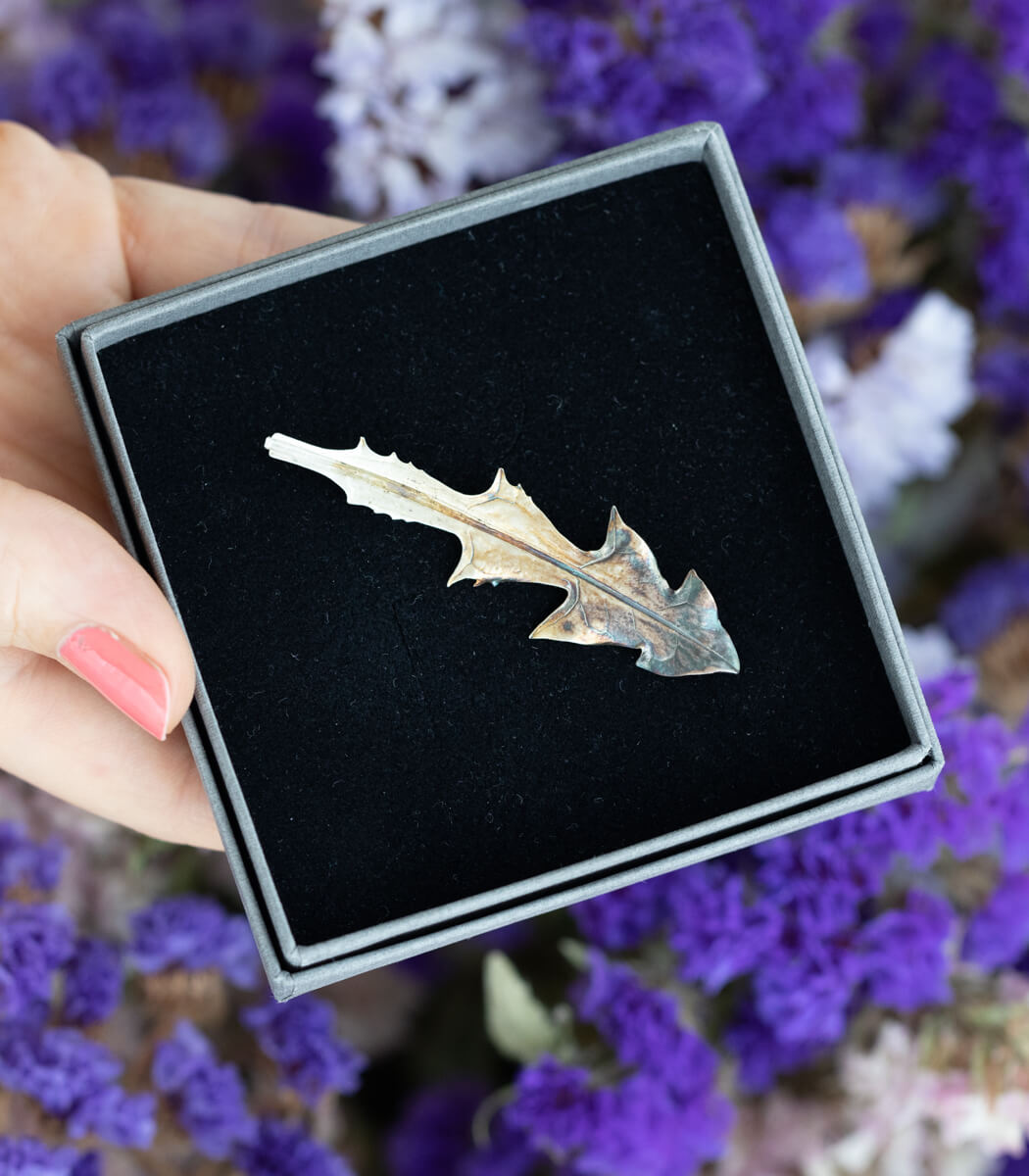 Löwenzahn Silber Brosche getragen – Naturschmuck Brosche an der Kleidung, handgefertigt goodrun