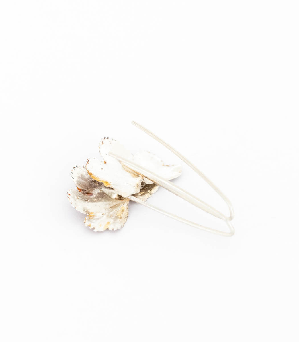 Silber Ohrhänger Frauenmantel – Unterseite Detailansicht, handgefertigter Schmuck aus Recyclingsilber