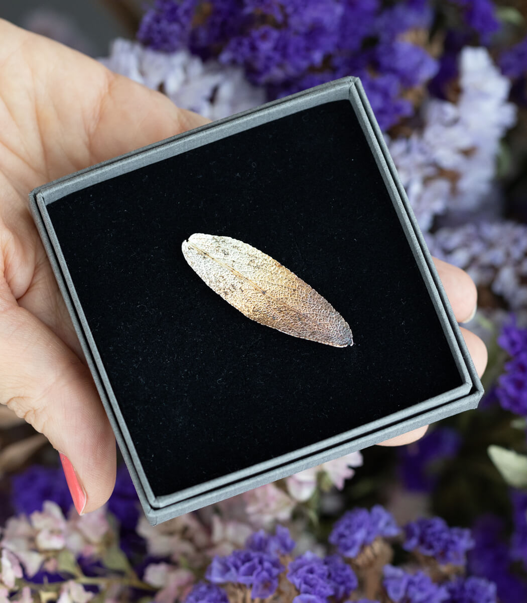 Salbeiblatt Silber Brosche getragen – Naturschmuck Brosche an der Kleidung, handgefertigt goodrun