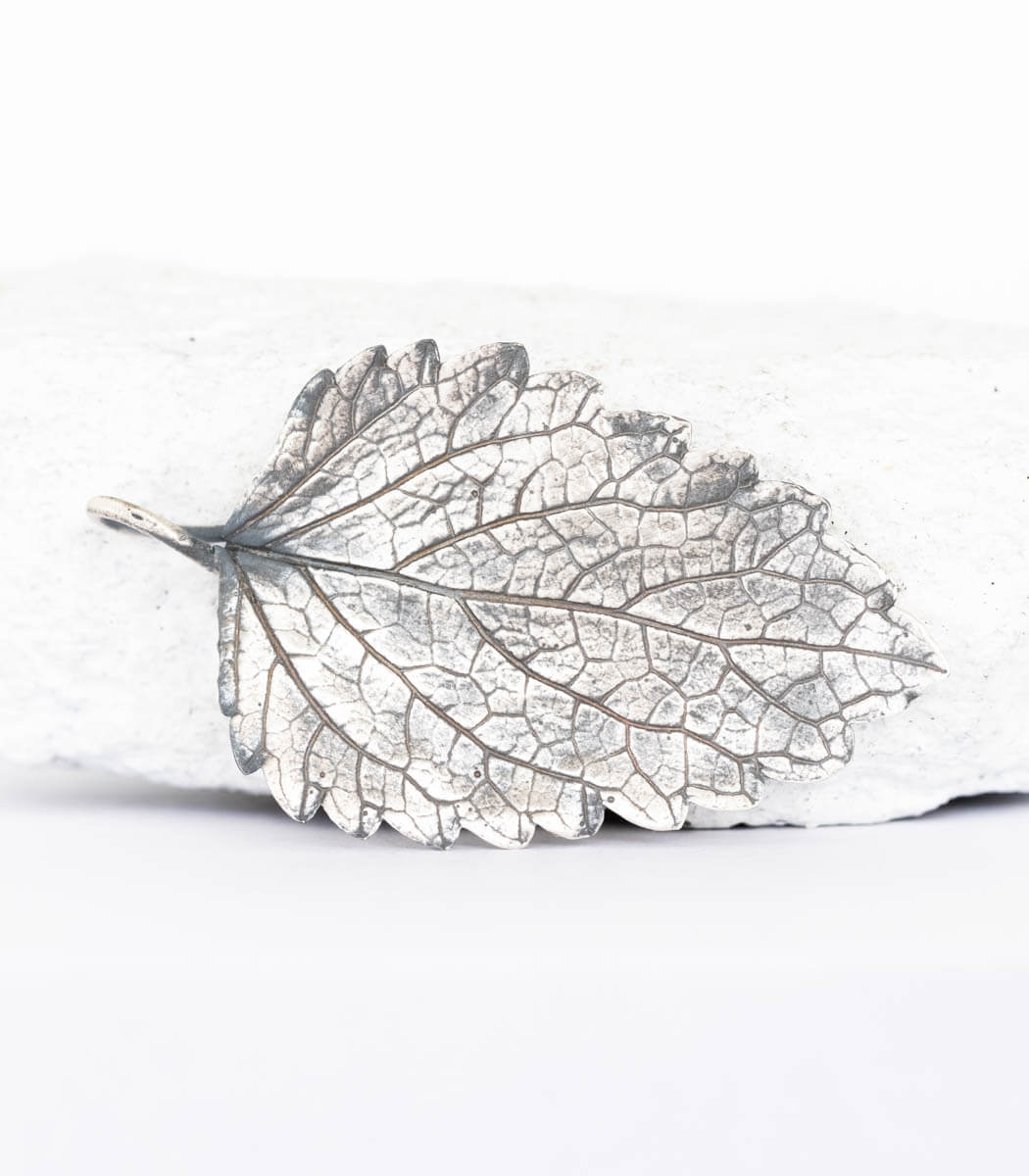 Silber Anhänger Melisse – handgefertigter Naturschmuck aus echtem Melisseblatt, Recyclingsilber – goodrun