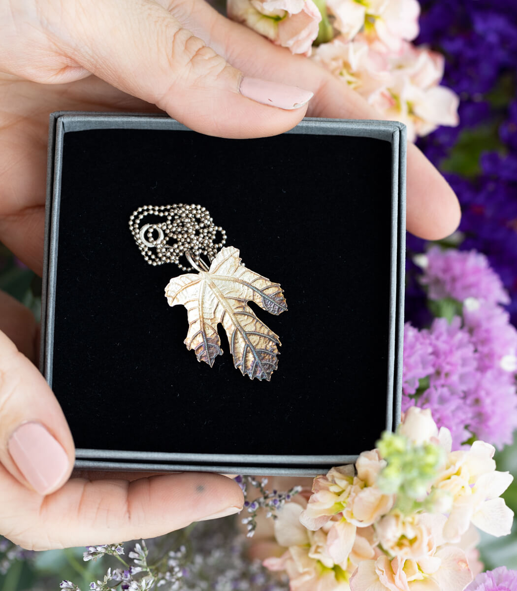 Feigenblatt Silber Anhänger getragen – Naturschmuck Kette am Hals, handgefertigtes Unikat von goodrun