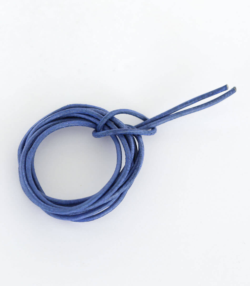 Lederband Silberverschluss Detailansicht – Karabiner-Nahaufnahme, hochwertiges Lederband für Schmuck