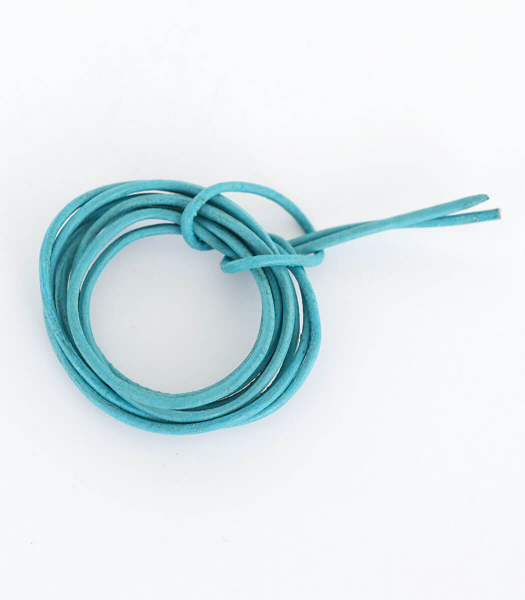 Lederband mit Silberkarabiner getragen – am Hals mit Naturschmuck Anhänger, goodrun Schmuckaccessoire