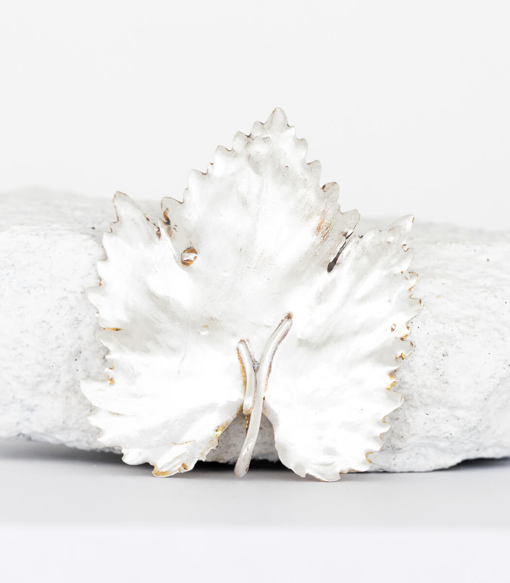 Silber Anhänger Weinblatt – Rückseite und Öse, handgefertigter Naturschmuck aus Recyclingsilber