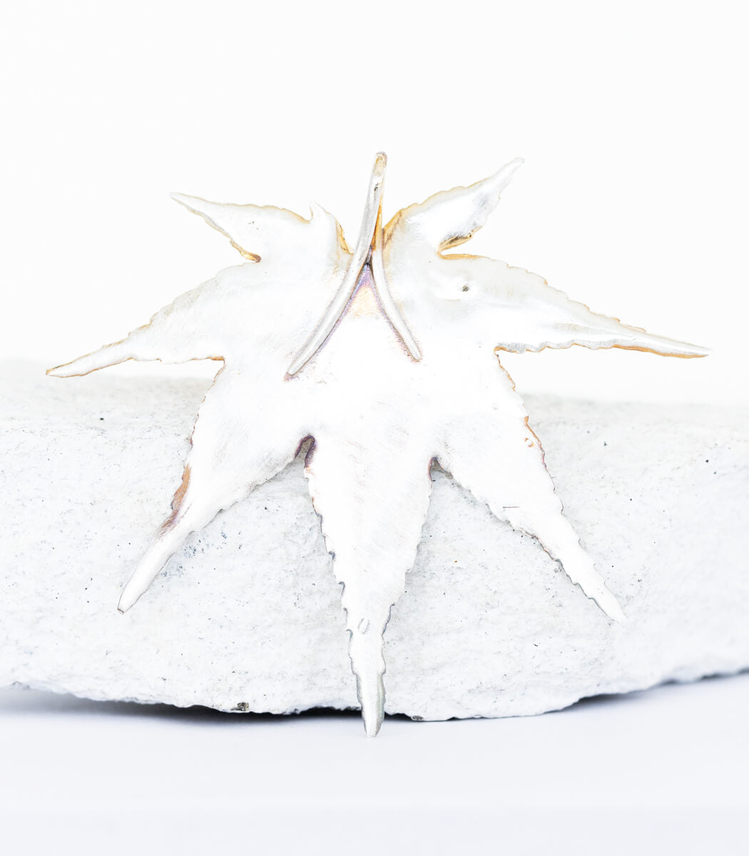 Silber Anhänger Ahornblatt – Rückseite und Öse, handgefertigter Naturschmuck aus Recyclingsilber