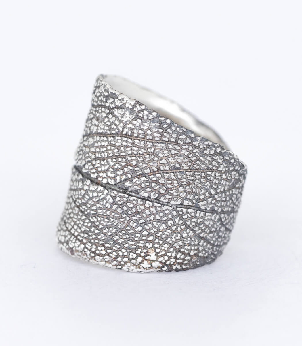 Silber Ring Salbei Größe 52 – seitliche Ansicht, gleichmäßige Silberauflage auf dem Salbeiblatt