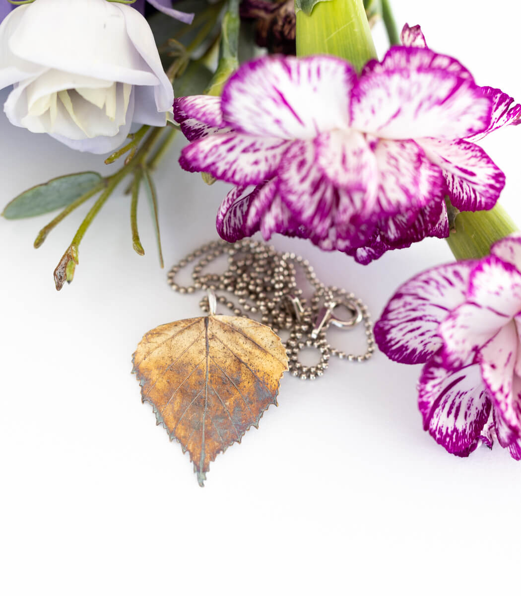 Birkenblatt Silber Anhänger getragen – Naturschmuck Kette am Hals, handgefertigtes Unikat von goodrun