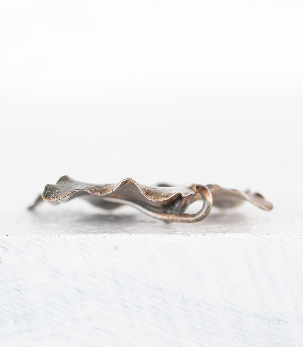 Silber Anhänger Efeublatt – Rückseite und Öse, handgefertigtes Naturschmuck-Unikat aus Recyclingsilber