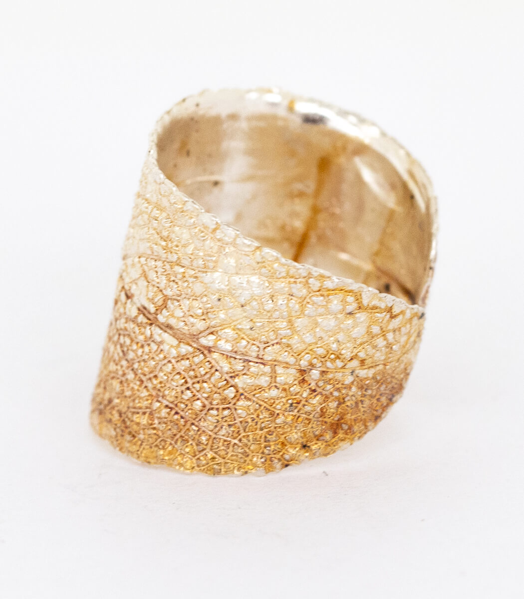Silber Ring Salbei Größe 53 – seitliche Ansicht, gleichmäßige Silberauflage auf dem Salbeiblatt