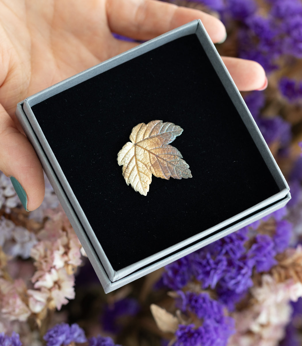 Ahorn Silber Brosche getragen – Naturschmuck Brosche an der Kleidung, handgefertigt goodrun