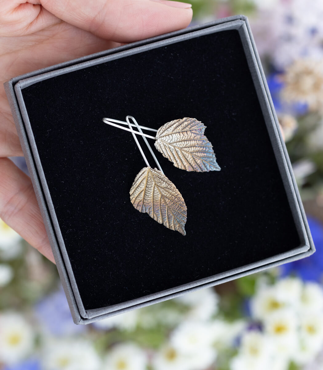Brombeere Ohrstecker Silber getragen – Naturschmuck Ohrstecker am Ohr, handgefertigt von goodrun