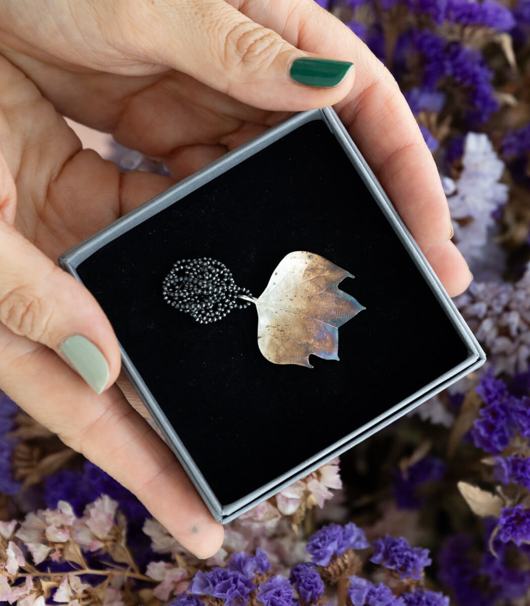 Tulpenbaum Silber Anhänger getragen – Naturschmuck Kette am Hals, handgefertigtes Unikat von goodrun