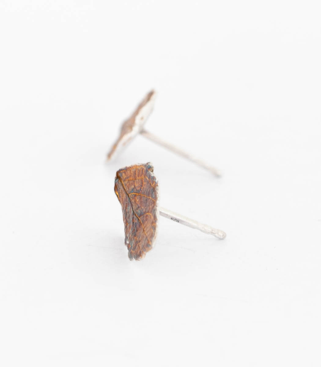 Silber Ohrstecker Melisse – Rückseite mit Verschluss, einzelne Ohrstecker aus echtem Melisseblatt