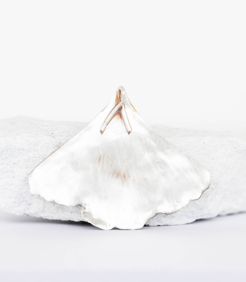Silber Anhänger Ginkgoblatt – Rückseite und Öse, handgefertigter Naturschmuck aus Recyclingsilber