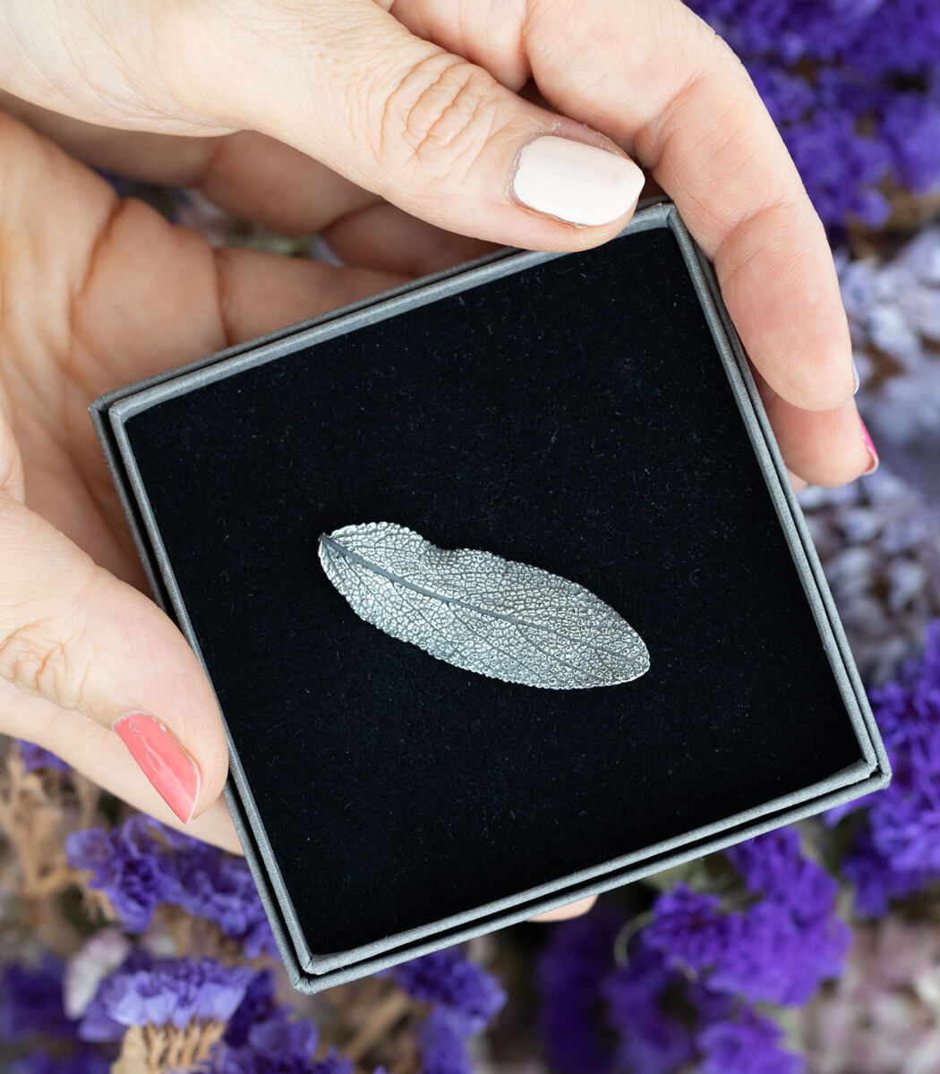 Salbeiblatt Silber Brosche – viertes Unikat getragen, Naturschmuck Brosche von goodrun