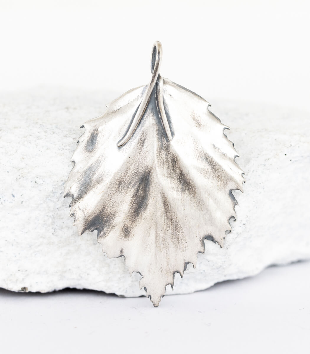 Silber Anhänger Himbeerblatt – Rückseite und Öse, handgefertigter Naturschmuck aus Recyclingsilber