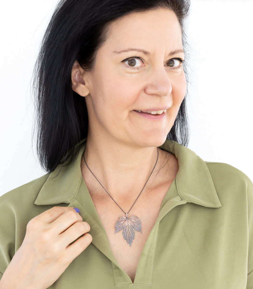 Silber Anhänger Hopfenblatt – Detailansicht Blattstruktur und Silberoberfläche, Naturschmuck Unikat goodrun