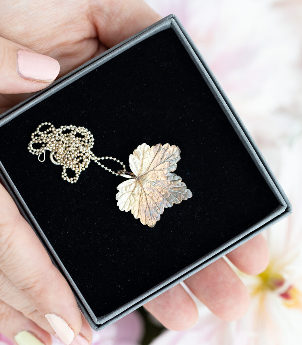 Johannisbeere Silber Anhänger getragen – Naturschmuck Kette am Hals, handgefertigtes Unikat von goodrun