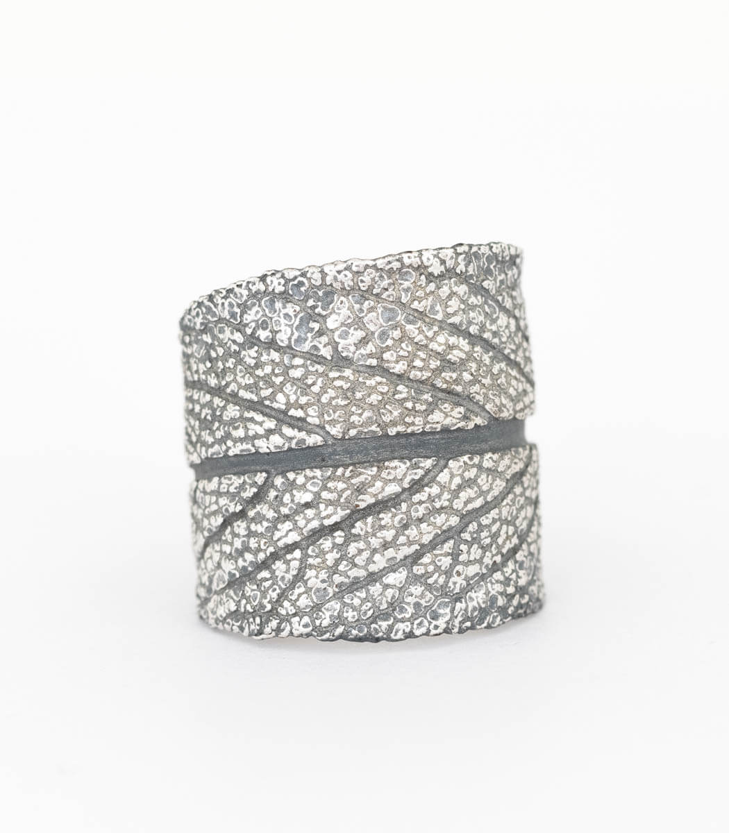 Salbeiblatt Silber Ring Gr. 50 – Nahaufnahme Oberseite, feine Salbeiblattstruktur in Recyclingsilber