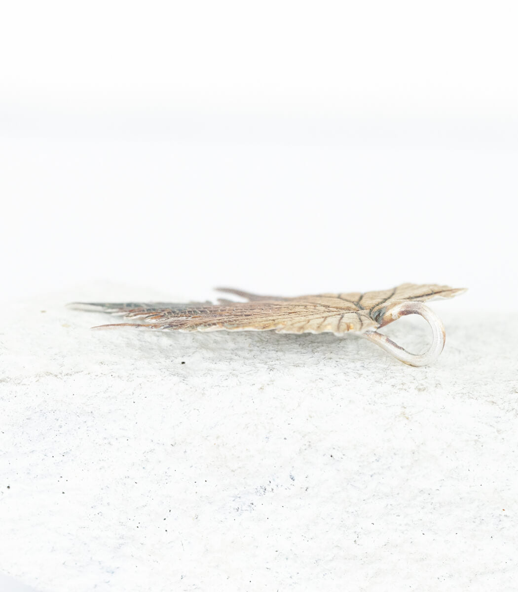 Silber Weinblatt Anhänger – zweites Stück Größenvergleich, handgefertigtes Naturschmuck Unikat goodrun