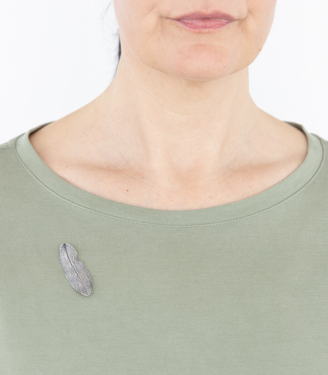 Silber Salbeiblatt Brosche – viertes Unikat Detailansicht, Salbeiblattstruktur in Recyclingsilber