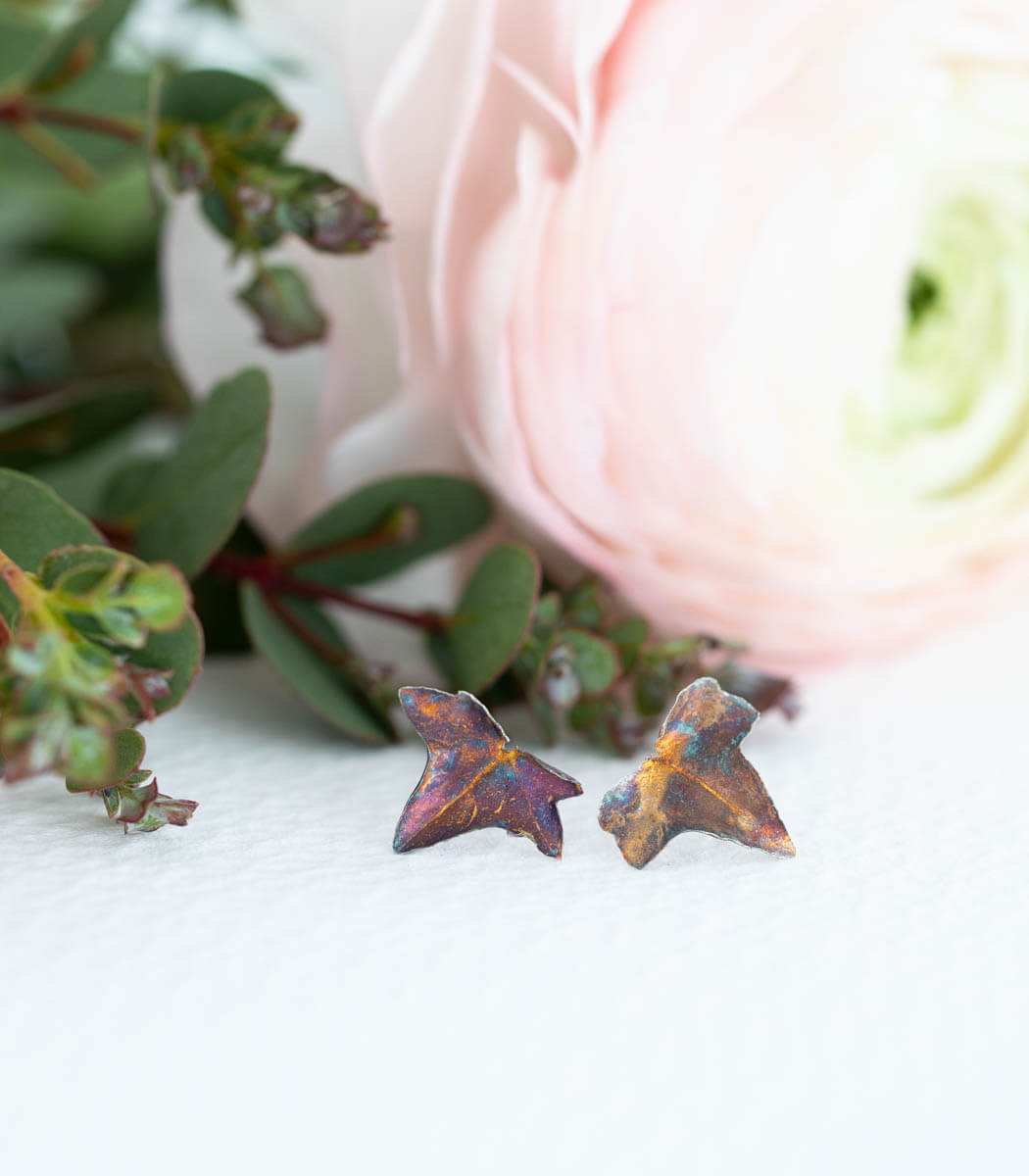 Efeublatt Silber Ohrstecker getragen – Naturschmuck Ohrstecker am Ohr, handgefertigt von goodrun